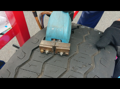 タイヤ溝を新たに掘る「リグルーブ」作業