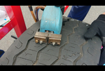 タイヤ溝を新たに掘る「リグルーブ」作業