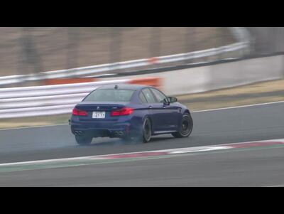 ドリキン土屋圭市が華麗なドリフトを披露！　M5 vs E63 vs 国産スポーツ！