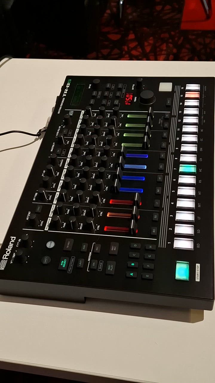 ローランド Roland AIRA TR-8S リズムマシン【配送区分C