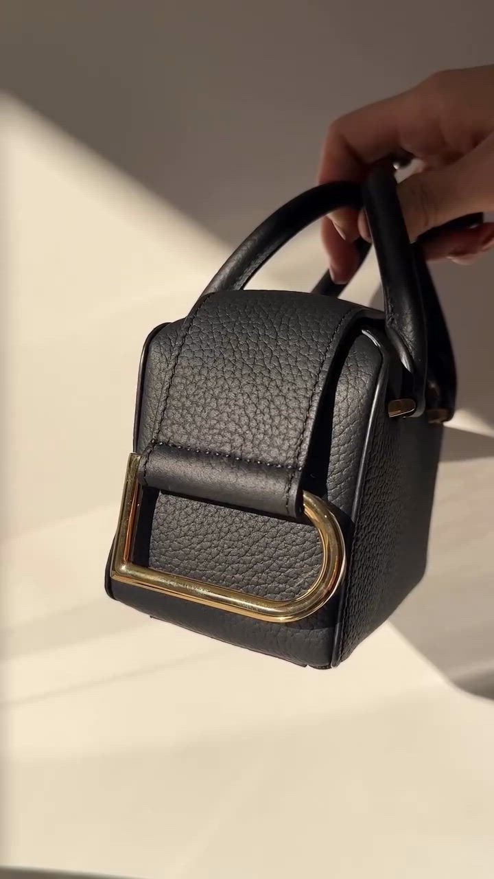 【極美品】 DELVAUX デルヴォー サコッシュ オールレザー ブラック 黒 DELVAUX デルヴォー ショルダーバッグ Cool Box Nano クール