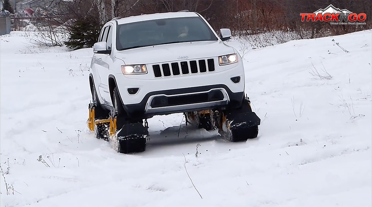 普通のタイヤがキャタピラに？ 普通車をスノーモービル化できる