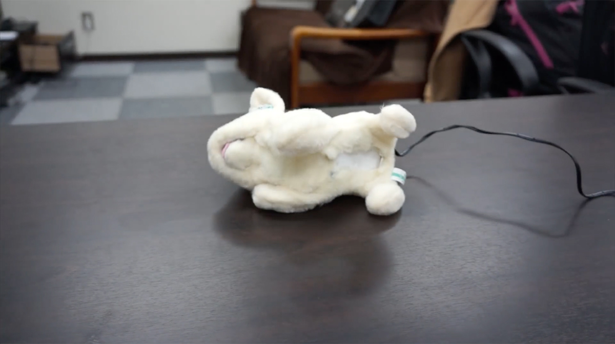 臭いと気絶? においを計測してくれる犬型ロボット「はなちゃん 臭いと気絶? においを計測してくれる犬型ロボット「はなちゃん