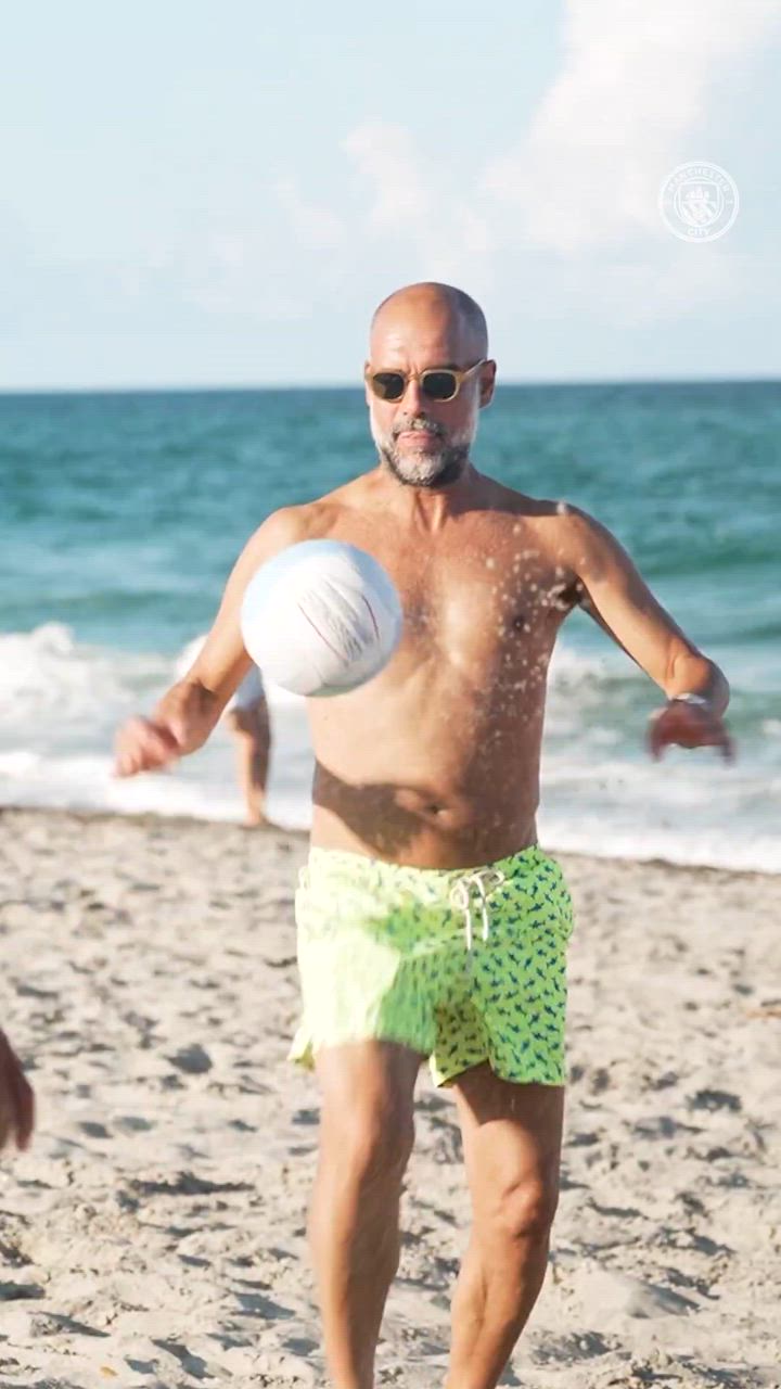 ビーチサッカーを楽しむペップ監督と選手たち｜マンチェスター・シティ