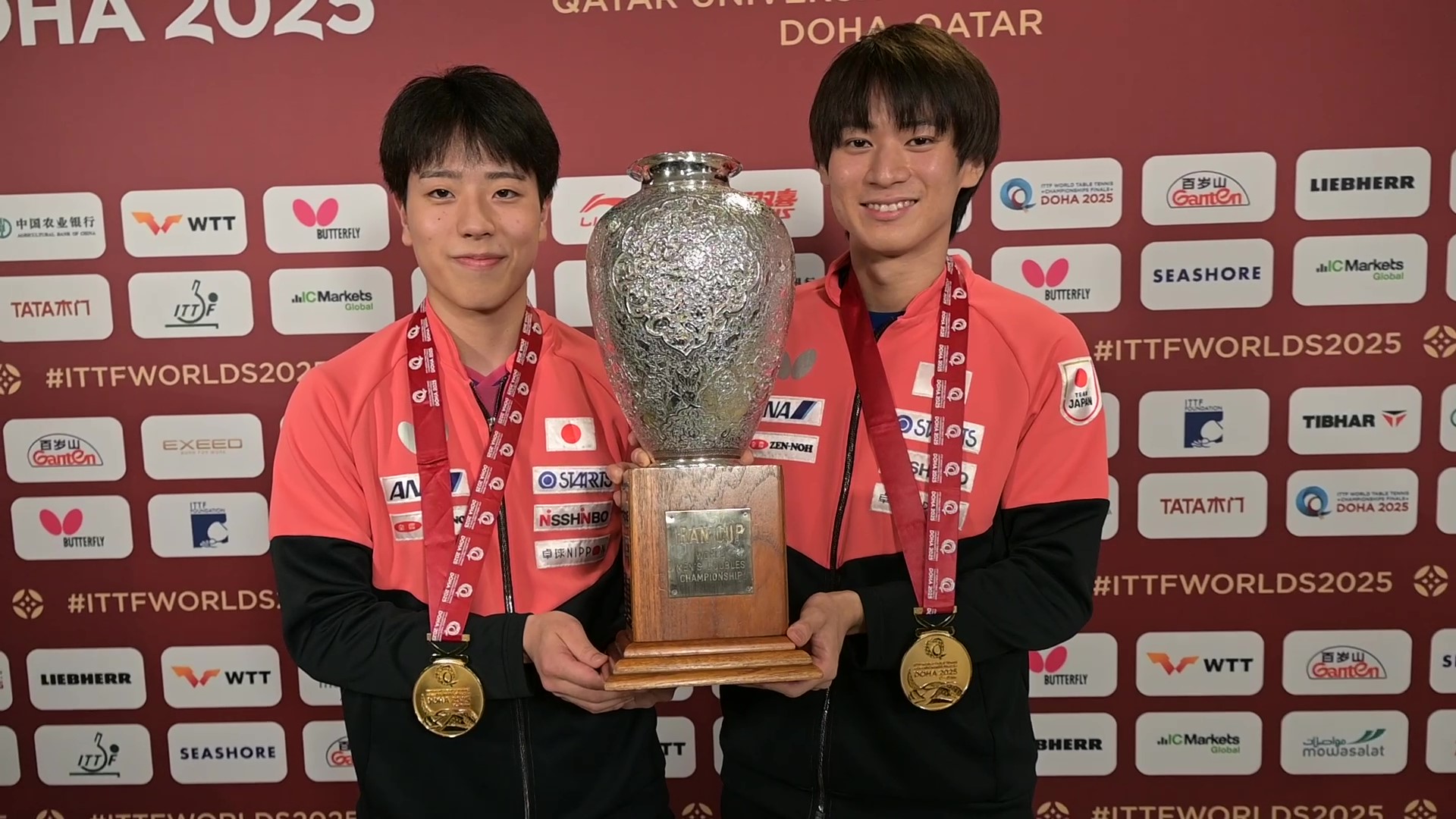 【世界卓球】男子ダブルス金メダル！ 戸上隼輔・篠塚大登ペア「皆さんの応援のおかげで世界チャンピオンになることができました！」