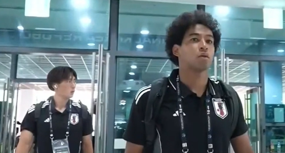 日本代表、引き締まった表情で会場入り！森保一監督のインタビューも 東アジアE-1サッカー選手権2025 日本対韓国