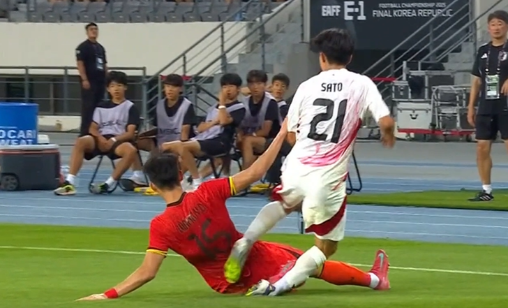 「巻き込まれるやつ」「嫌ですよね」日本は佐藤龍之介が中国の激しいタックルを受け…東アジアE-1サッカー選手権2025 日本対中国
