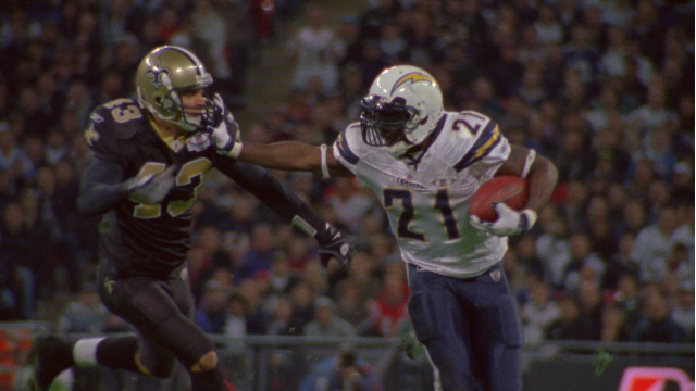 全品激安セール開始★NFL史に残る名RB★ラダニアン・トムリンソン　豪華113ｃｍ額入り直筆サイン NFL Salute to Service \u2013 KINGS