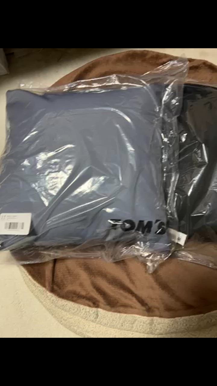 TOM'S（自動車用品） ロゴクッション（黒・グレー）ブラック