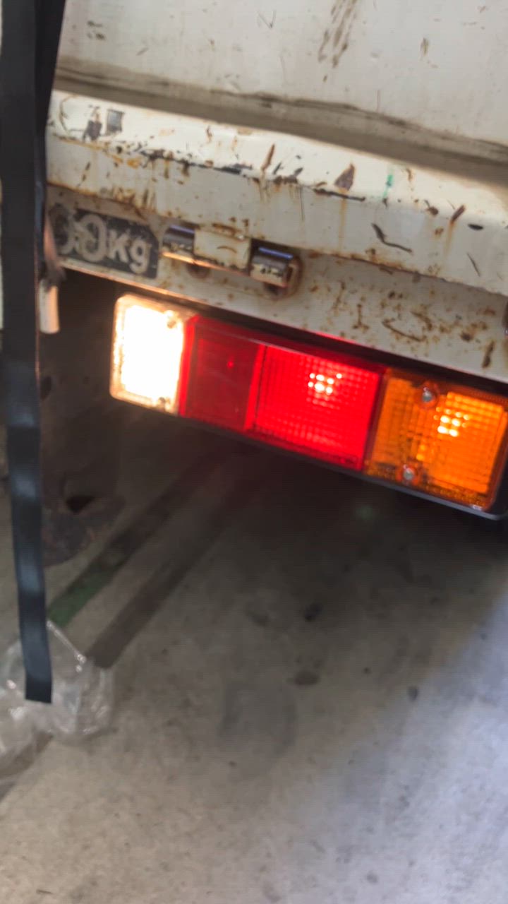 三菱ふそうキャンターFE211　76y～85yテールランプ右12ＶMB097954社外新品。 トラック用テールランプ 左右セット(FE600キャンター標準用