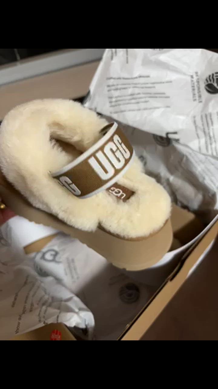 UGG アグ　ファー　サンダル　7サイズ UGG(アグ)ふわふわのシープスキンファーサンダルに2021春夏の