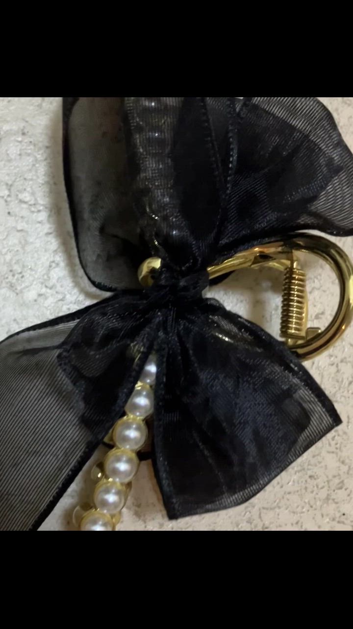 Phoebe ヘアクリップ オーガンジーリボンパールバンスクリップ Phoebe ヘアクリップ オーガンジーリボンパールバンスクリップ