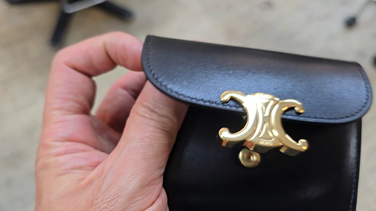 現行モデル【極美品】セリーヌ スモールフラップウォレット　トリオンフ　折財布 TRIOMPHE セリーヌ （CELINE） スモール フラップ ウォレット