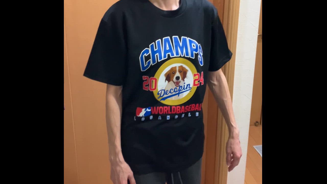 デコピン君！専用 大谷翔平選手×愛犬デコピンによる「ヘッド・バンプ」Tシャツ