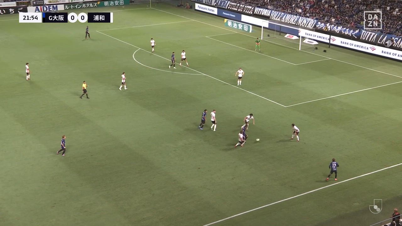 G大阪・宇佐美貴史が突破からシュートを放つも浦和・西川周作が止めた！ 【第29節】G大阪 vs 浦和