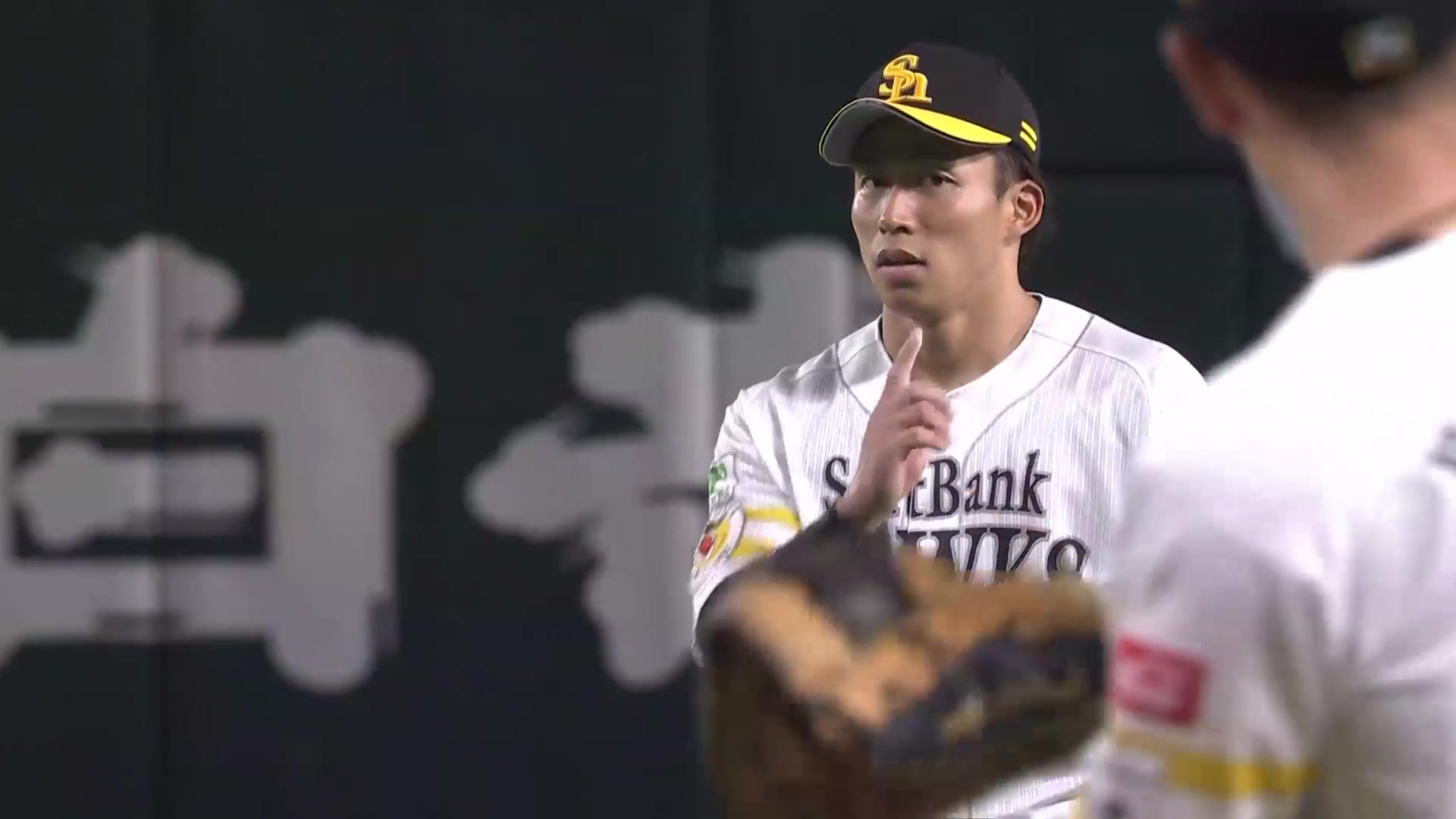 【8回表】華麗な身のこなし!! ホークス・野村勇 ピッチャーが弾いた打球をランニングスロー!! 2025年6月12日 福岡ソフトバンクホークス 対 読売ジャイアンツ