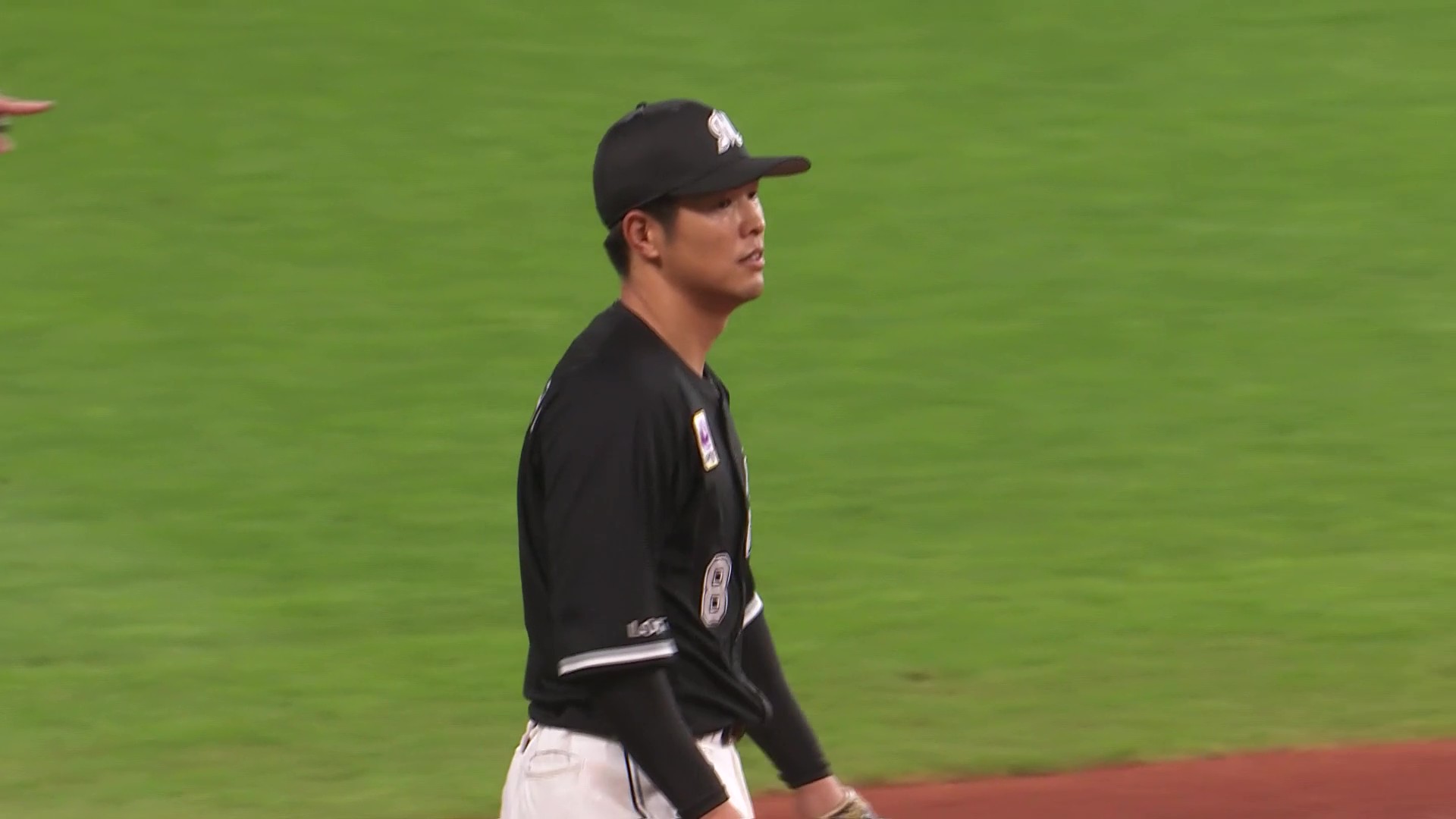 【8回裏】お見事!! マリーンズ・中村奨吾 鋭い打球を体勢を崩しながらもキャッチしアウトに!! 2025年4月26日 北海道日本ハムファイターズ 対 千葉ロッテマリーンズ