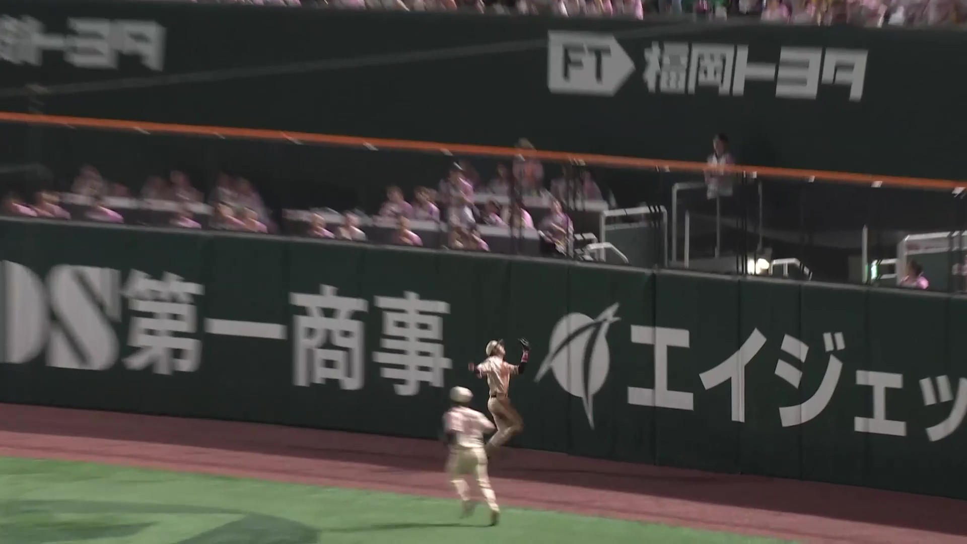 【6回表】ガッツ溢れる!! ホークス・佐藤直樹 フェンス際の打球を体を張ってナイスキャッチ!! 2025年5月17日 福岡ソフトバンクホークス 対 東北楽天ゴールデンイーグルス