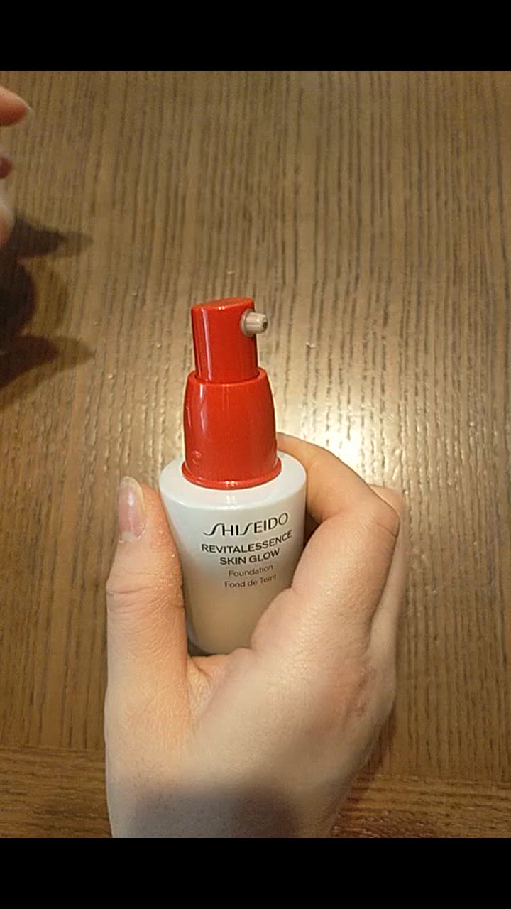 SHISEIDO 資生堂 エッセンス スキングロウ ファンデーション 220