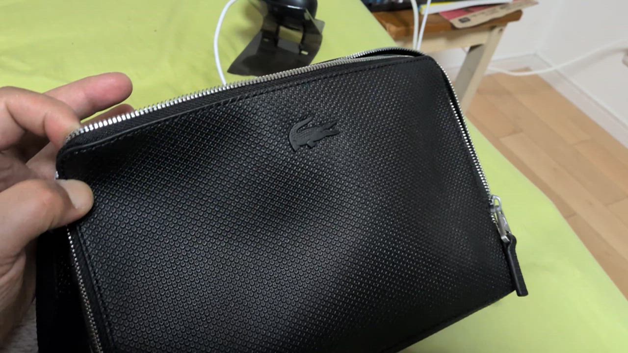 LACOSTE ショルダーバッグ CHANTACOスクエアショルダーバッグ