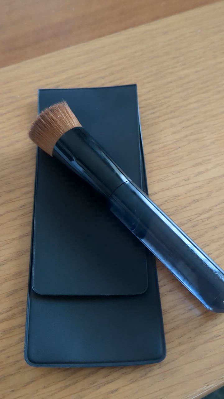 IT COSMETICS ファンデーションブラシ 透明ケース入り 資生堂 ファンデーション ブラシ 131 (専用ケース付き)