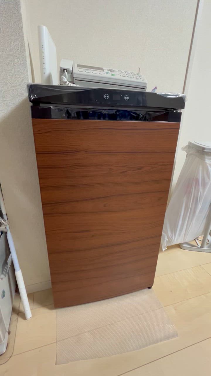 Electrolux 縦型冷凍庫 ダークブラウン　木目調　冷凍ストッカー　65L Electrolux 縦型冷凍庫 ダークブラウン 木目調 冷凍ストッカー