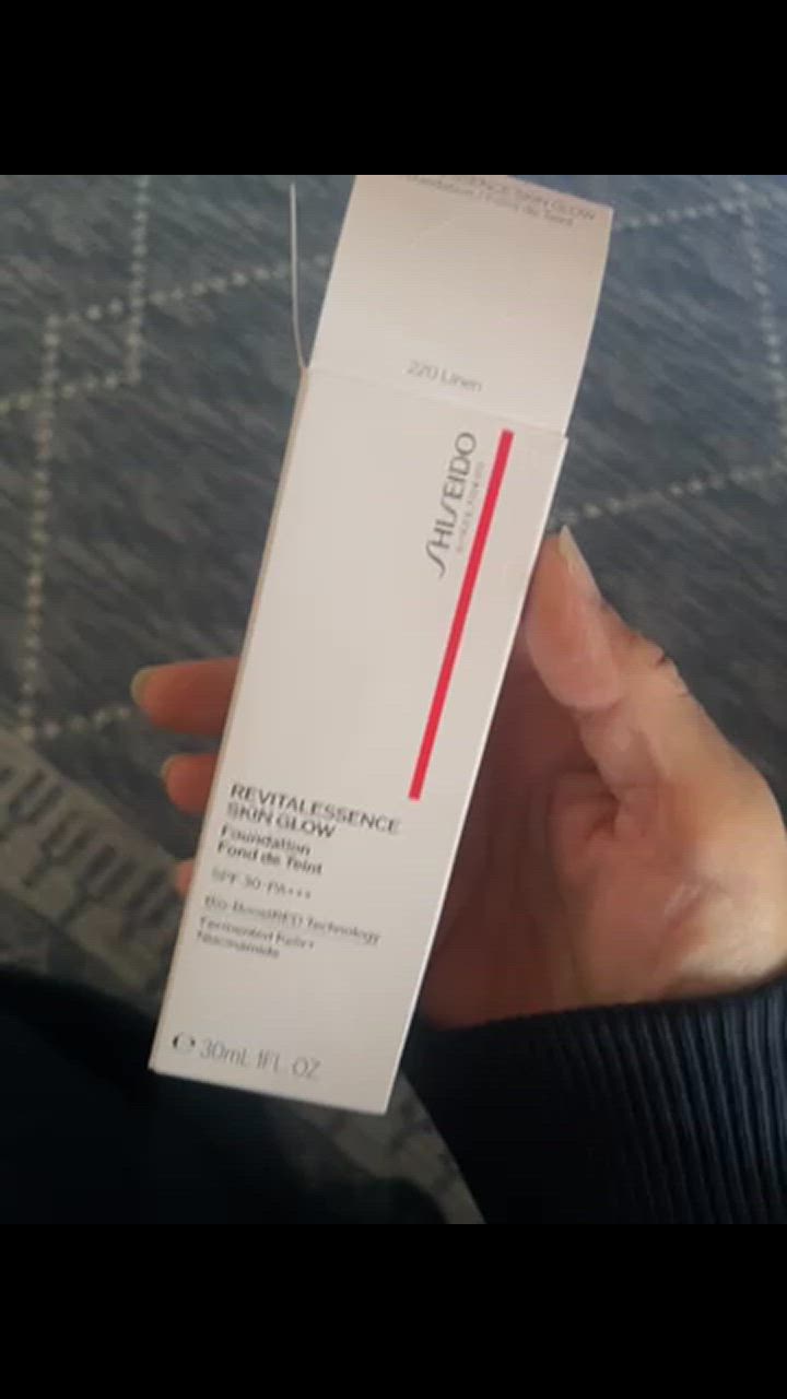 SHISEIDO 資生堂 エッセンス スキングロウ ファンデーション 220