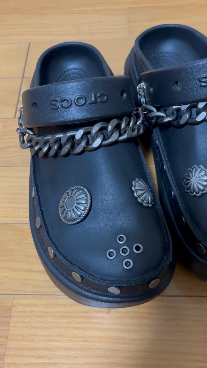 crocs サンダル Stomp Embellished Clog / クロックス ストンプ