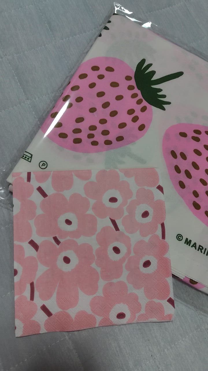 新品 １ｍ ピンク地　ピエニ マンシッカ マリメッコ 生地 ファブリック Pieni mansikka いちご マリメッコ marimekko　はぎれ ハギレ marimekko マリメッコ 生地 いちご ピエニ マンシッカ ピンク 10cm単位