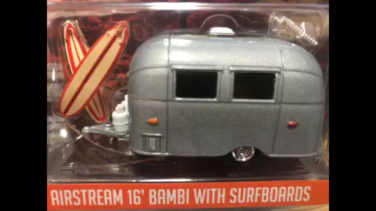グリーンライト 1/64 エアストリーム 16' バンビ サーフボード付