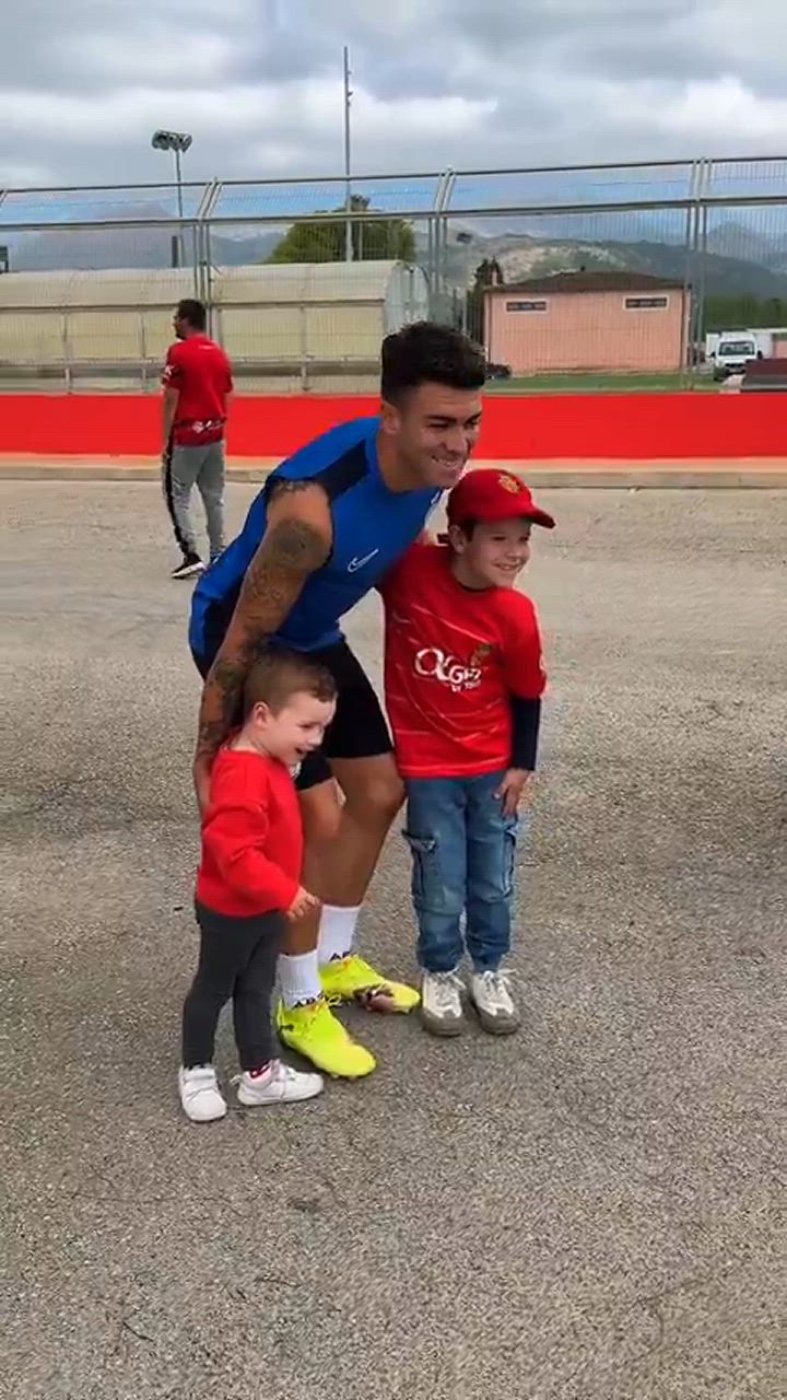 少年2人が選手たちと写真撮影！浅野拓磨の姿も！【RCDマジョルカ】