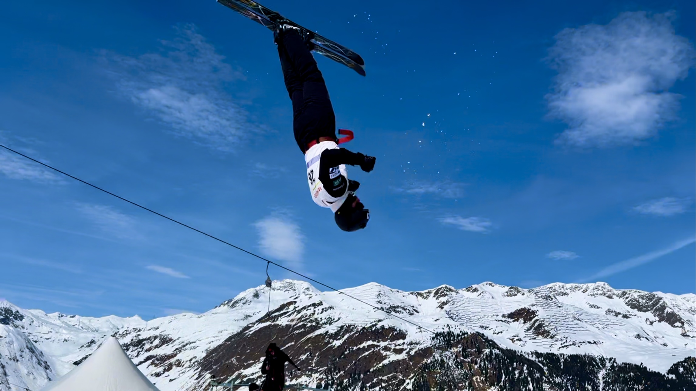 【スキー】隣のジャンプ台の上から、飛んでいる選手を間近で撮影した映像には迫力がありますね。