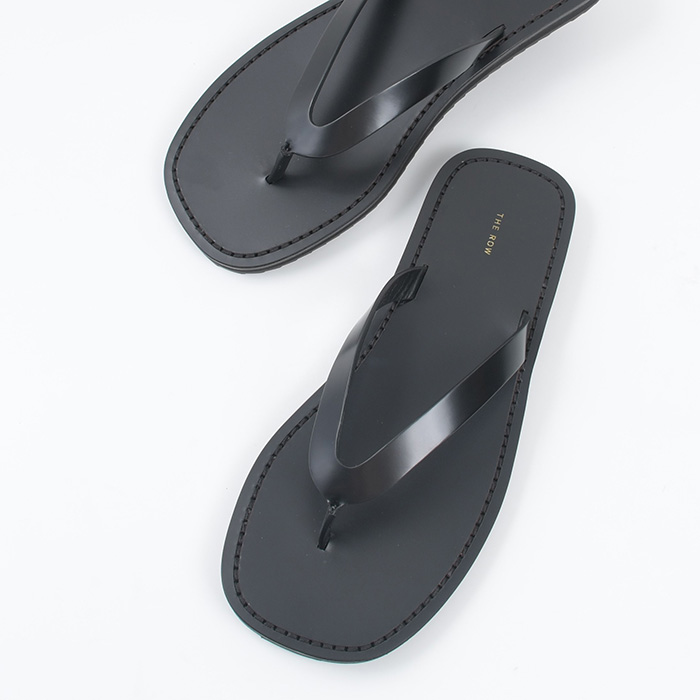 【THE ROW】 Helena レザーのフリップフロップ Helena レザーのフリップフロップ タン – The Row