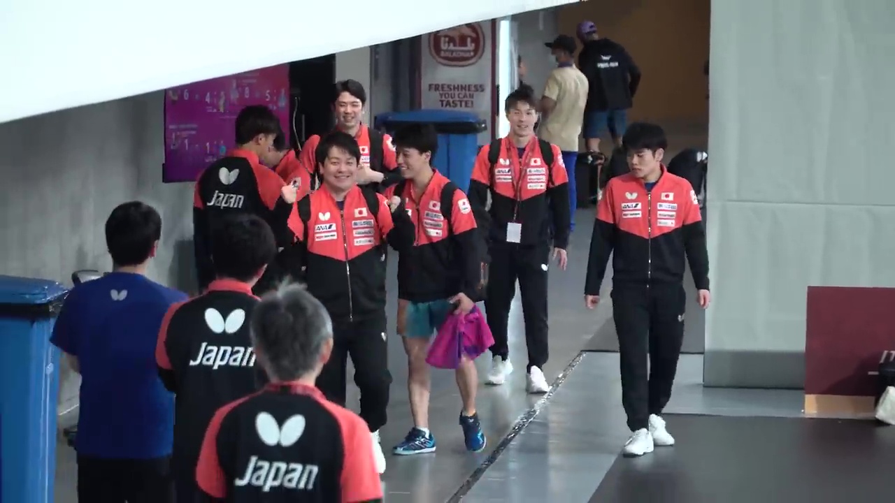 【大逆転勝利】0-2から巻き返す！篠塚大登が中国・薛飛を破る！仲間たちも祝福｜世界卓球2025
