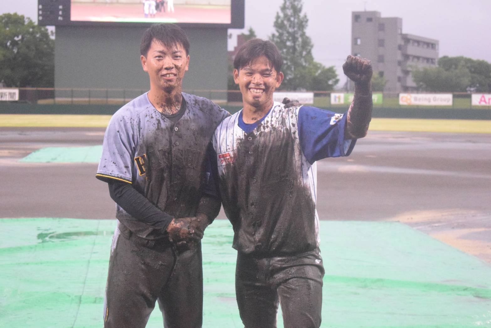 【NPB交流戦 石川ミリオンスターズvs阪神タイガース】雨の中球場に訪れたファンのために 阪神タイガース【川﨑俊哲】・ 石川ミリオンスターズ【東晴登】の2名がパフォーマンスを行いました‼️