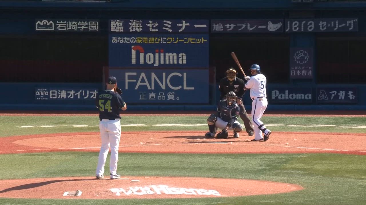 3回裏、宮崎選手がライトスタンドへ2打席連発となるソロホームランを叩きこむ！