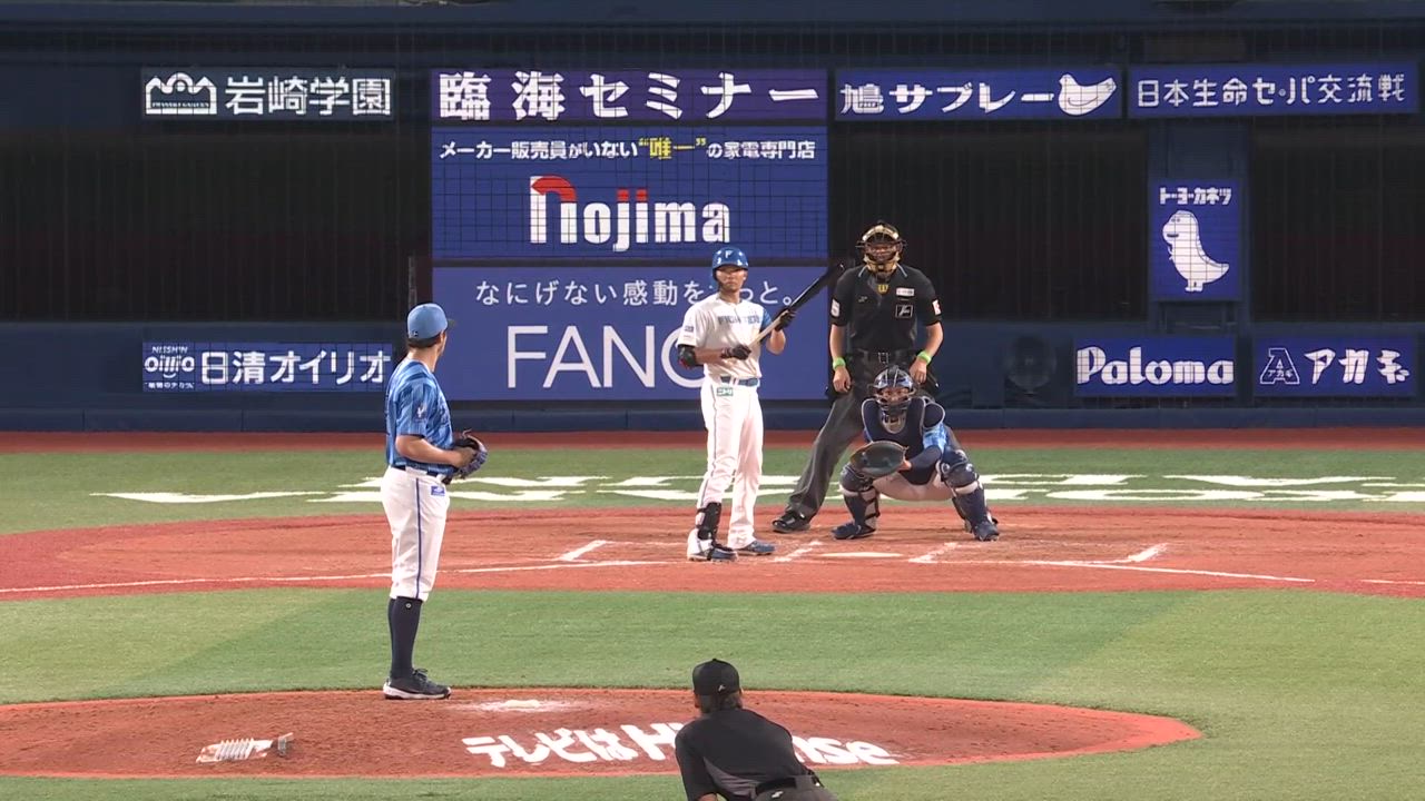 7回表、トレバー・バウアー選手がバントを阻止し、進塁を許さない！