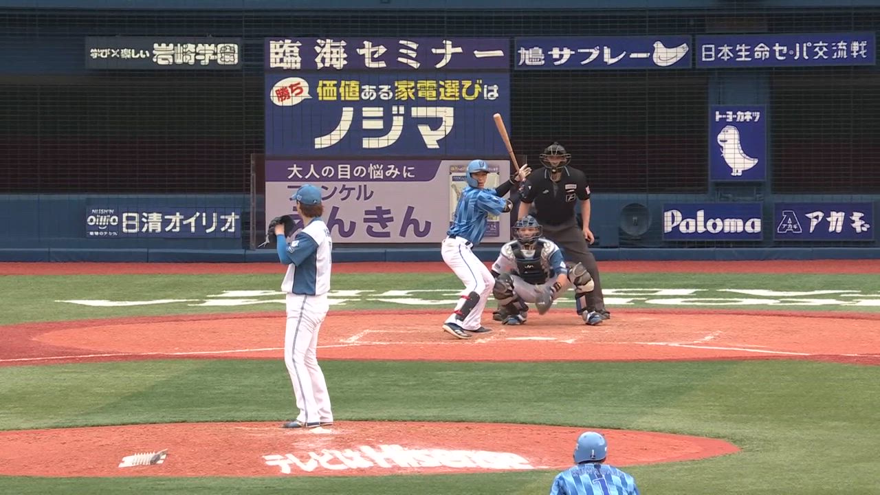 8回裏、度会選手がライトスタンド中段に突き刺さる3ランを放ち、点差を縮める！