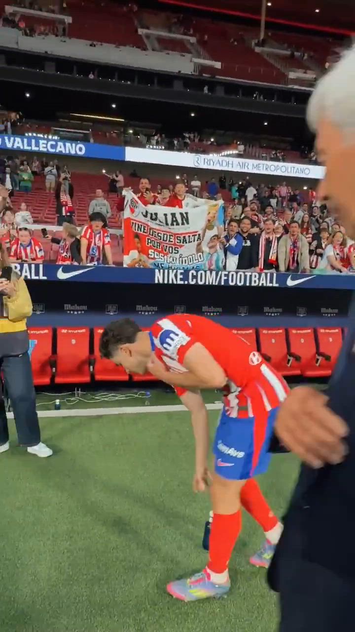 アルバレスが親子にユニフォームをプレゼント｜アトレティコ・デ・マドリー
