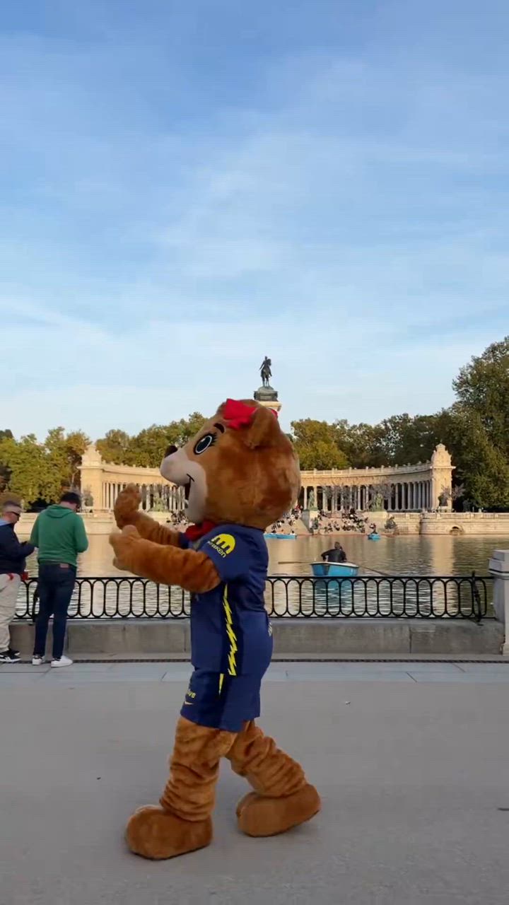 アトレティコのインディー君がNFLマイアミ・ドルフィンズのマスコットとマドリード観光｜アトレティコ・デ・マドリー