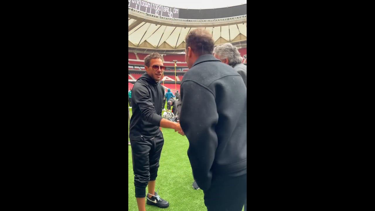 シメオネ監督とNFLマイアミ・ドルフィンズ監督の握手！｜アトレティコ・デ・マドリー