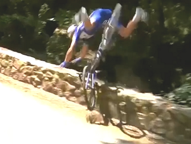 落ちる崖の自転車