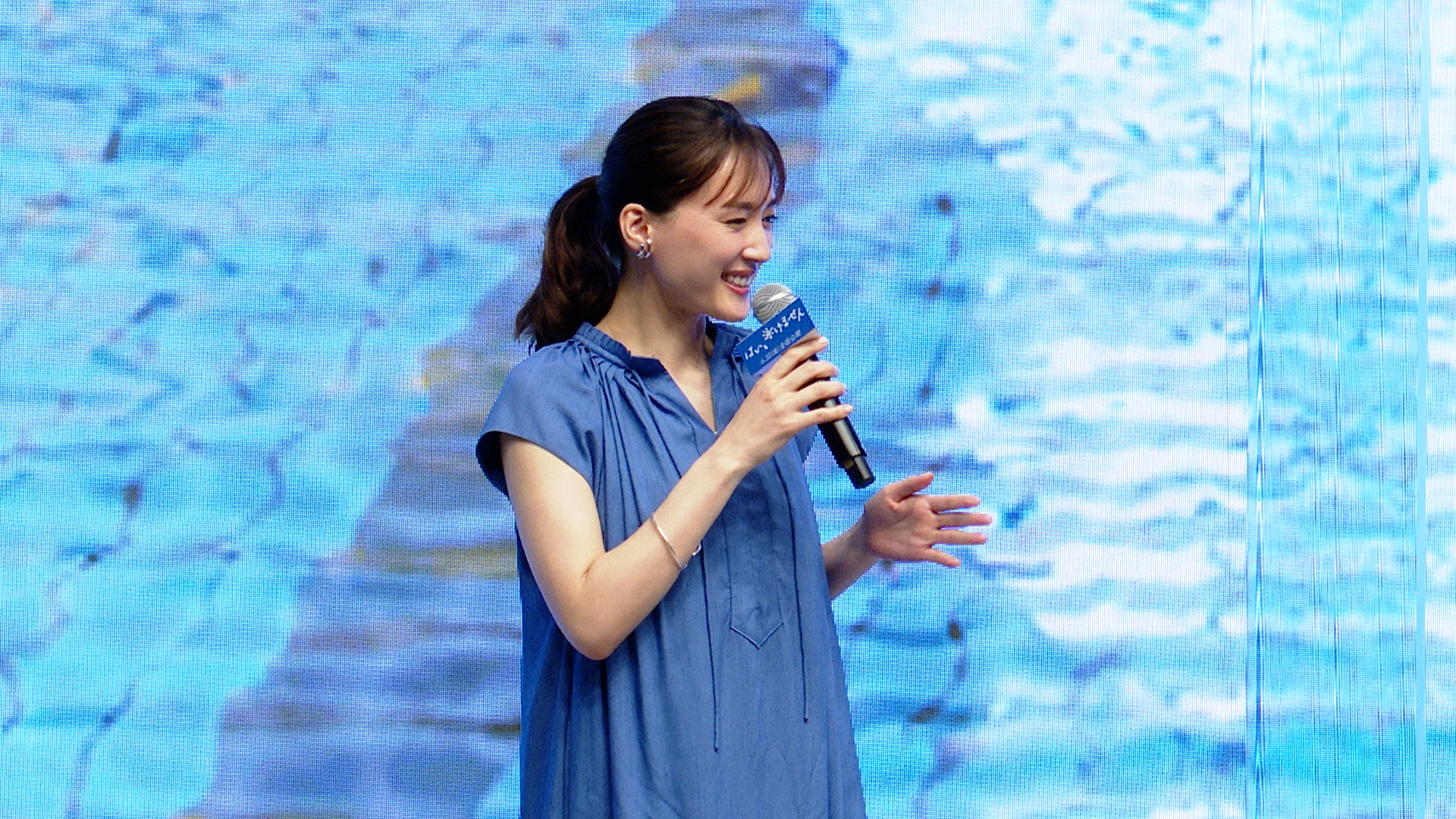綾瀬はるか、水着での撮影を振り返り「部活みたいだった」 - オリコン | Yahoo! JAPAN