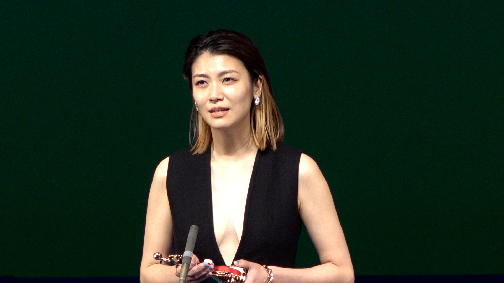 瀧内公美、言葉詰まらせ感謝「命がけで来てくださってありがとうございます」 - オリコン | Yahoo! JAPAN
