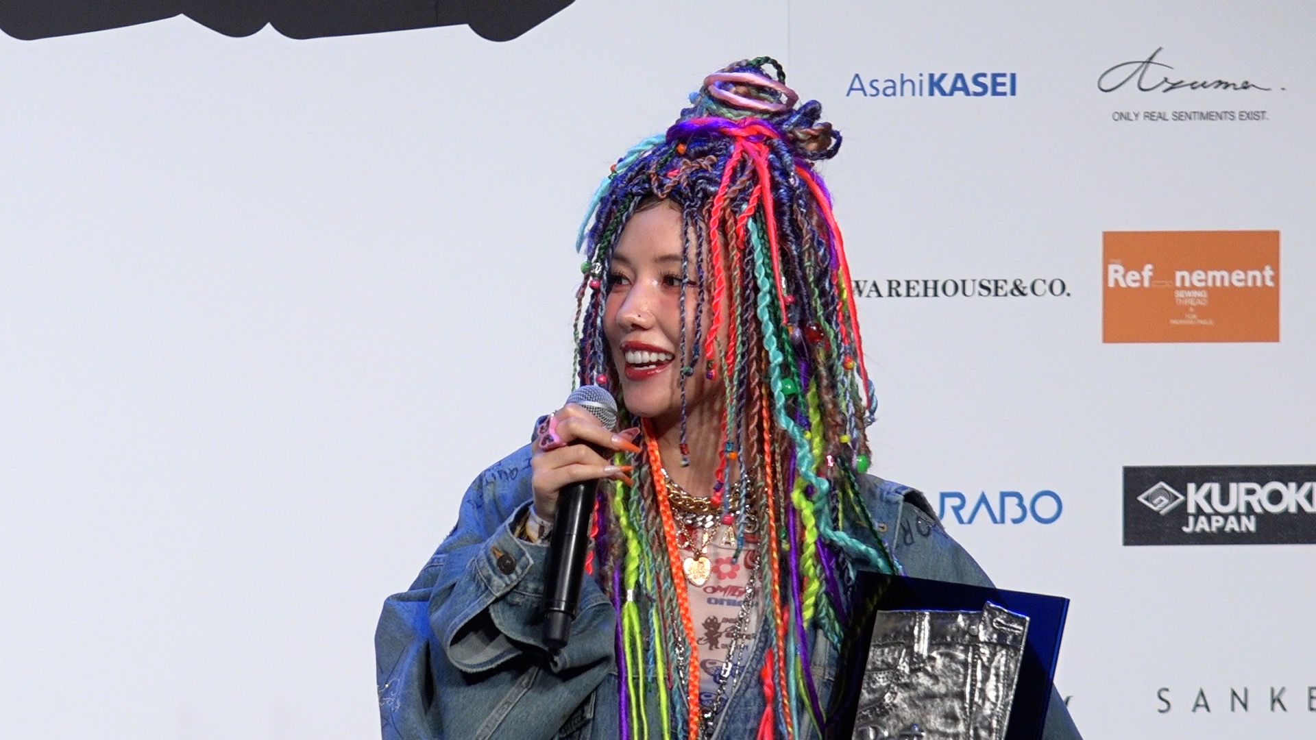 仲里依紗、ベストジーニスト賞受賞でド派手ドレッドヘア披露　憧れの浜崎あゆみと同じステージに感動「本当にうれしい」 - オリコン | Yahoo! JAPAN