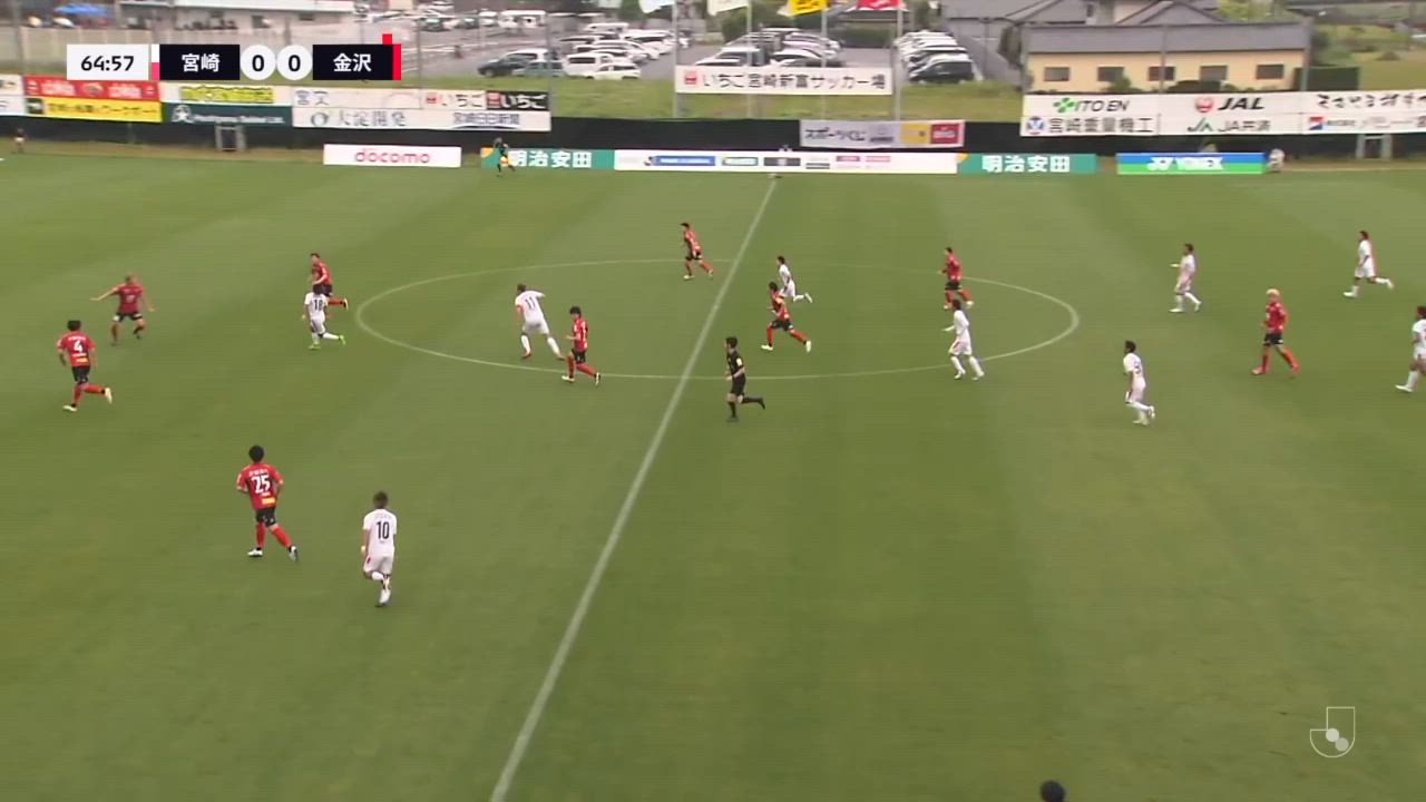 【山ノ井拓己】1人少なくなった場面で、ペナルティ内のシュートを防ぐ「ツエーゲン金沢 vs テゲバジャーロ宮崎」