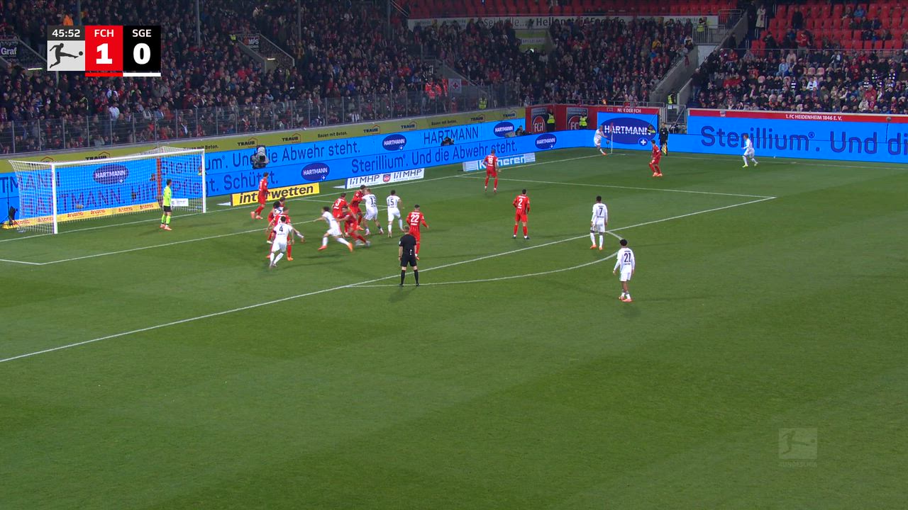 フランクフルトの日本代表MF堂安律が正確なキックでチャンスを演出