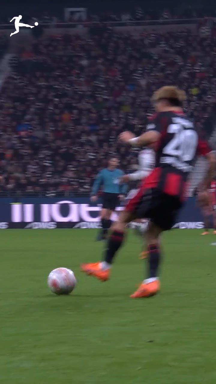 ディフェンダー二人を抜き去った堂安律の決勝ゴール！